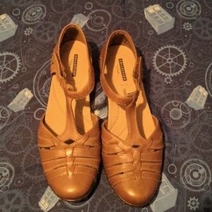 Clarks tan leather closed toe flats